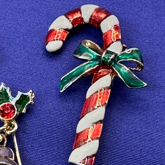 Christmas Lot:  Angel Earrings, Bell/Holly Pin; Candy Cane Pin & Holly Earrings - Picture 6 of 7